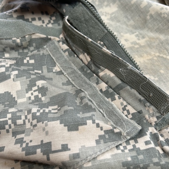U.S. Army digital camo jacket. Size medium/short. Measurements on tag. - Picture 5 of 7